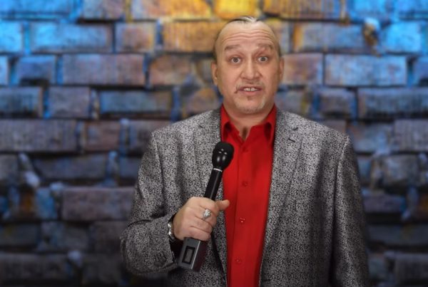 Smackdown. Comedian attacks hair heckler.